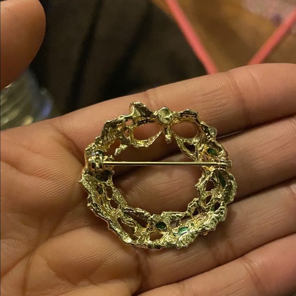 Festive Green and Gold Wreath Brooch - Picture 2 of 2